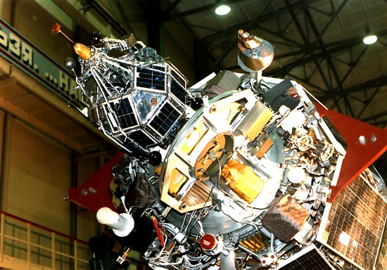 Predtartov prpravy misie ACTIVE. Mikrosatelit MAGION-2 je poas tartu spojen s hlavnm satelitom. DOK-S je intalovan na MAGIONe.